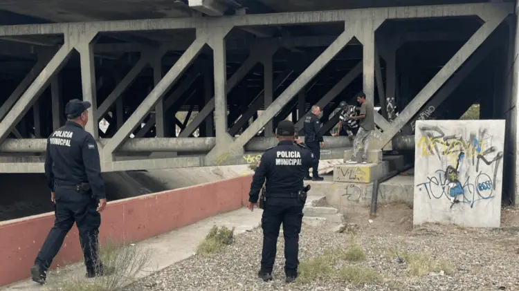 Los elementos policiacos exhortan a las personas a llevarlos a un albergue. (Especial / EXPRESO)