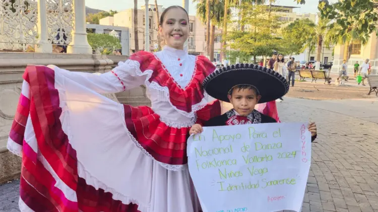 Los niños Vega solicitan la cooperación de la comunidad guaymense. (Foto: Blanca Ruelas/EXPRESO)