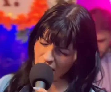 Cazzu llega a México con su hija y habla brevemente sobre Nodal