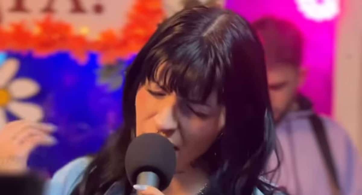 Cazzu llega a México con su hija y habla brevemente sobre Nodal
