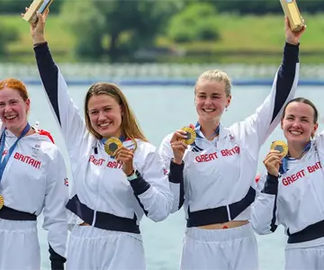 Lola Anderson cumple sueño y honra la fe de su padre