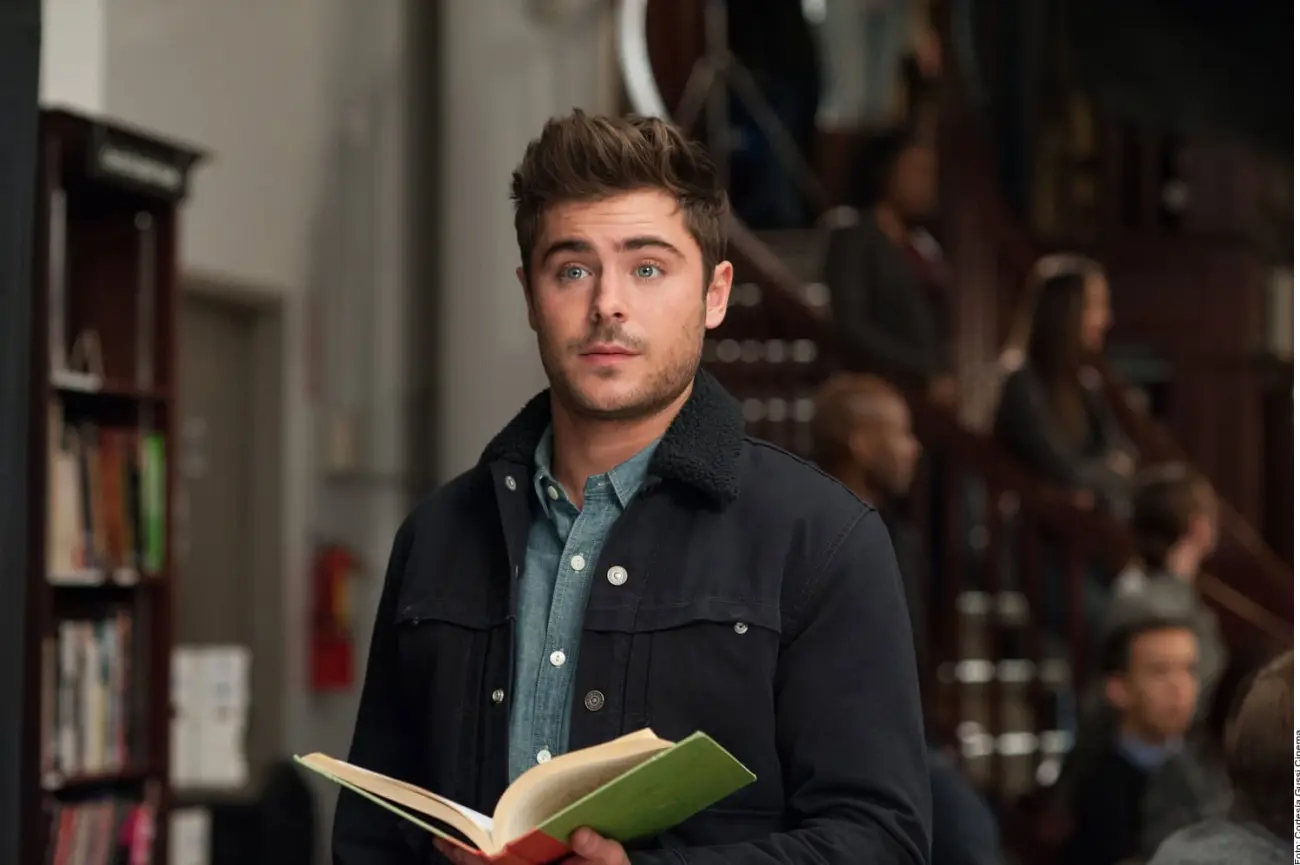 Hospitalizan a Zac Efron tras ser hallado en una alberca