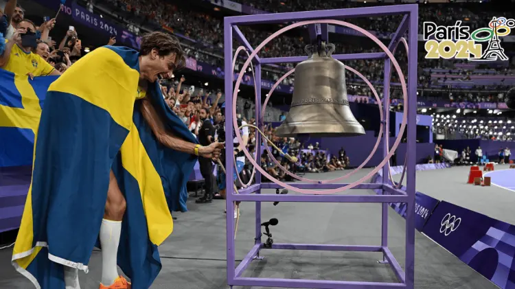 Armand Duplantis celebró su proeza de este lunes tocando la famosa campana. (Foto: Agencia Reforma)
