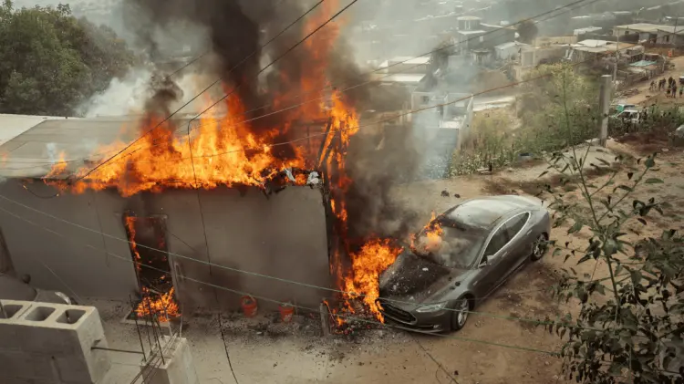 El Tesla y la vivienda ardieron en llamas cuando se intentaba recargar el vehículo. (Foto: Cortesía)