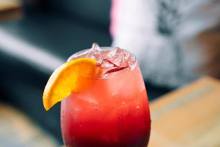 ¿Fiesta el fin de semana? Cautiva a tus amigos con estas recetas de bebidas preparadas