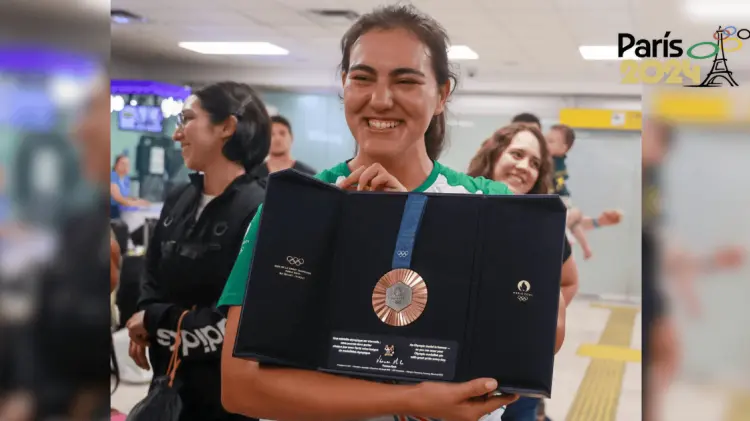 Alejandra Valencia presume su medalla de bronce obtenida en París. (Foto: Cristian Ruiz/EXPRESO)