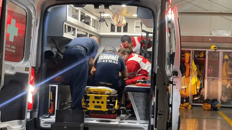 Los bomberos y Cruz Roja atendieron el caso en San Carlos, Guaymas. (Foto: Cortesía)