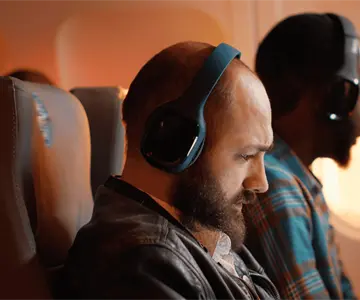 Piloto explica por qué no debes usar audífonos al subir a un avión