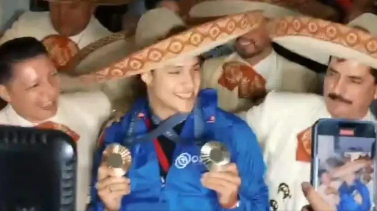 Osmar Olvera fue recibido en el Aeropuerto Internacional de la Ciudad de México. (Captura de video)