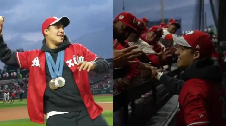 Osmar Olvera se tomó un momento para saludar a los jugadores de Diablos Rojos. (@DiablosRojosMX)
