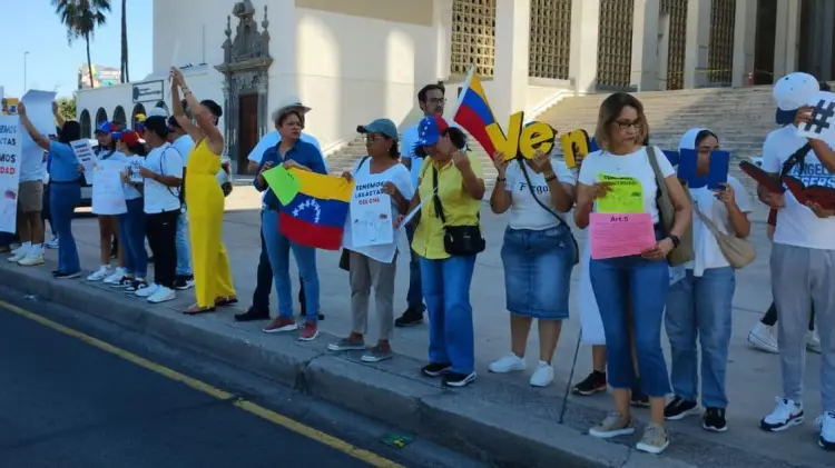 Los venezolanos se manifestaron a las afueras del Museo de la Unison. (Foto: Jorge Flores/EXPRESO)