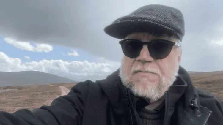 Del Toro se encuentra en Escocia para la filmación de Frankenstein. (Especial / EXPRESO)