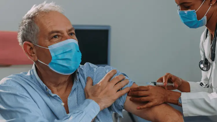 Neumólogo recomienda tres vacunas a mayores de 50 años. (Foto: Especial/EXPRESO)