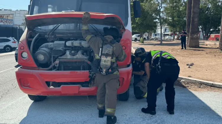 Los bomberos desconectaron baterías e inspeccionaron la unidad. (Foto: Jesús Ballesteros)