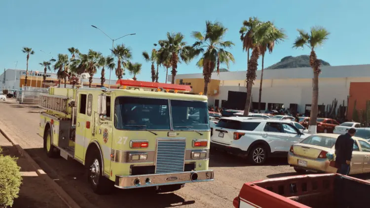 El personal fue evacuado ante el incendio en el Parque Industrial de Guaymas. (Fotos: Blanca Ruelas)