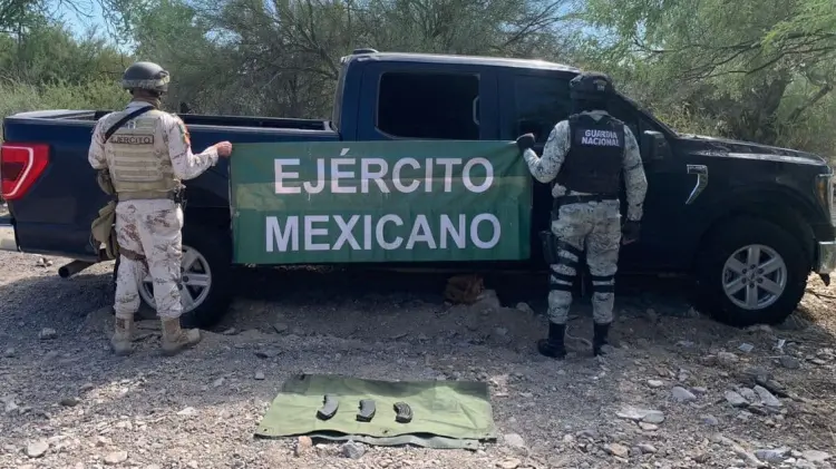 Elementos de Sedena y Guardia Nacional aseguraron un vehículo y armas. (Foto: FGJE Sonora)