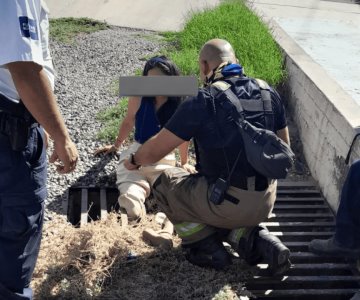 Rescatan Policía y Bomberos a mujer tras caer en una alcantarilla pluvial