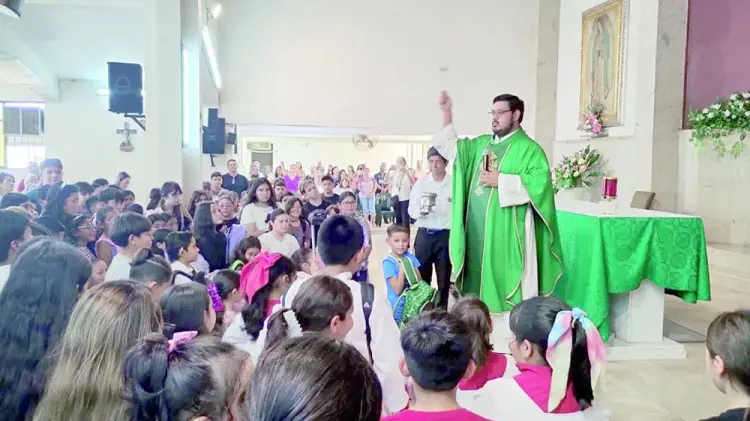 El párroco Joaquín ofició tres misas por el regreso a clases. (Foto: Ana María López/EXPRESO)