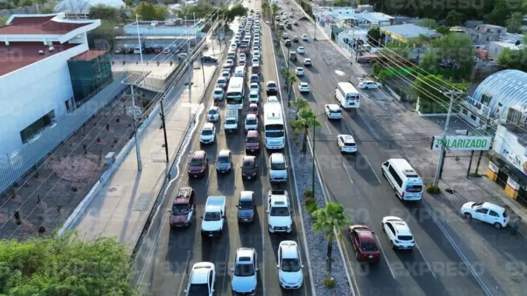 A primeras horas del lunes se notó un gran incremento en el tránsito. (Foto: Jesús Ballesteros)