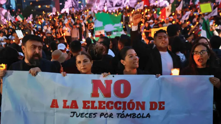 Los trabajadores del PJF tomaron el Ángel para mostrar su inconformidad. (Foto: El Universal)