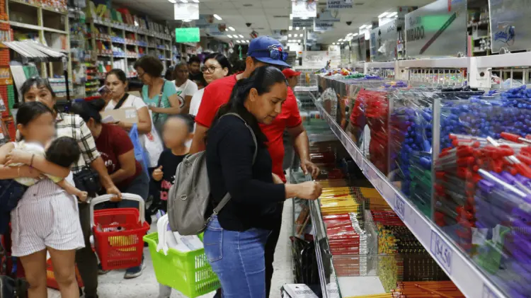 Más padres ahorraron pero no aumentó el presupuesto para el regreso a clases. (Agencia Reforma)