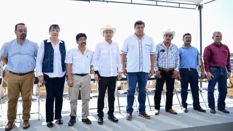 El gobernador Alfonso Durazo y Conapesca entregaron 77 binomios a pescadores. (Foto: Especial)