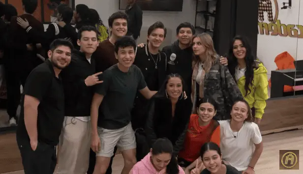 El cantante convivió con los académicos. (FOTO: ESPECIAL/EXPRESO)