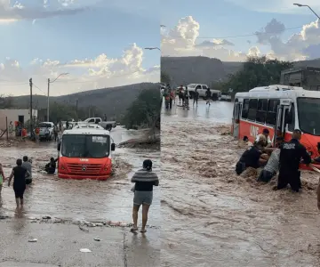Policías rescatan a usuarios del transporte atrapados en arroyo