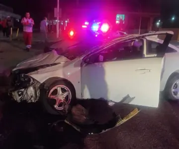 Volcamiento en Guaymas deja dos personas lesionadas