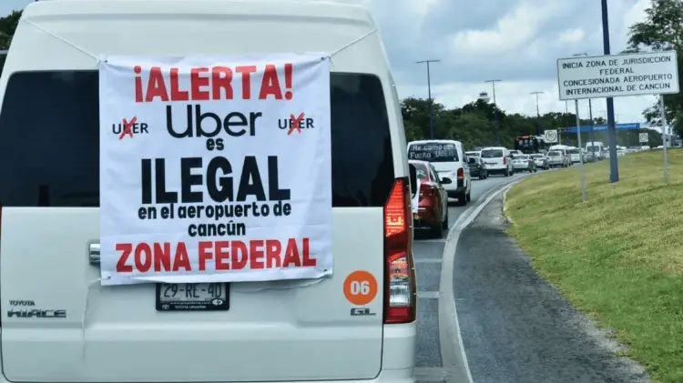 Los transportistas federales bloquearon el Aeropuerto de Cancún. (Foto: Agencia Reforma/EXPRESO)