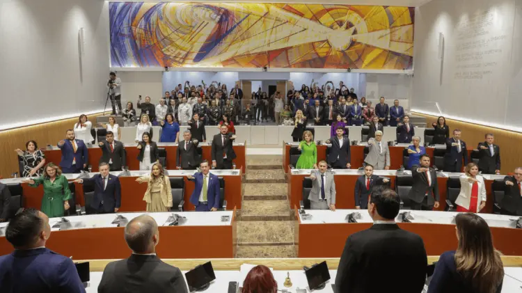 Los diputados de la LXIV legislatura tomaron protesta esta medianoche. (Foto: Cortesía)