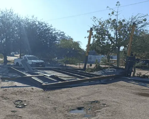 Fuertes vientos derrumban estructura de metal en Hermosillo