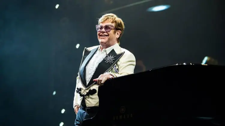 Elton John revela que perdió la vista en un ojo por una infección