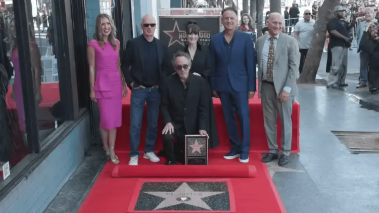 Con la estrella 2,788 Tim Burton quedó inmortalizado en el Paseo de la Fama. (Foto: Especial)