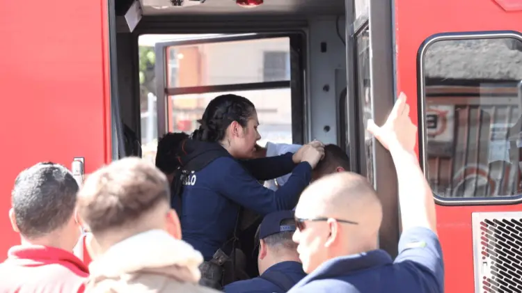 Los niños fueron rescatados por los bomberos y atendidos por Cruz Roja. (Foto: Jesús Ballesteros)