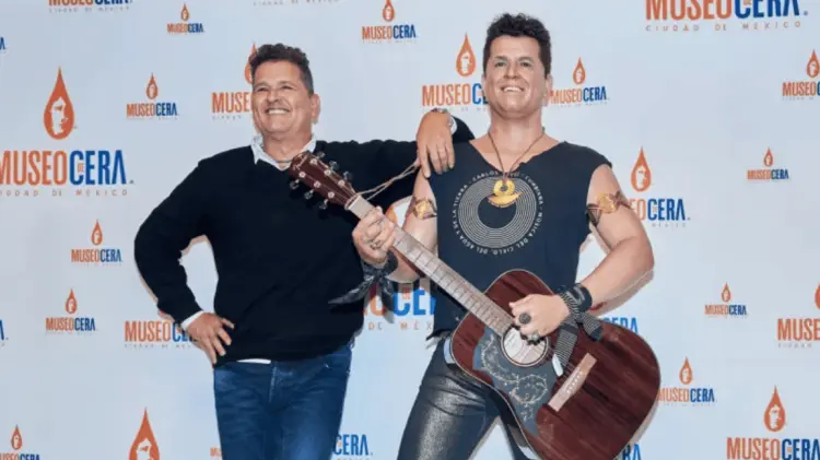 Carlos Vives posó junto a su figura de cera. (Foto: Especial/EXPRESO)