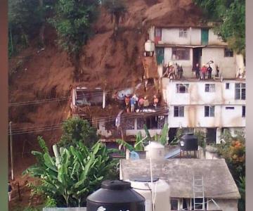 Familia queda sepultada tras deslave de un cerro; mueren 3 personas