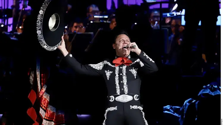 Pedrito Fernández da un concierto sorpresa en la Plaza Garibaldi