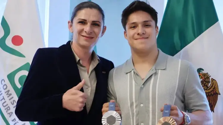 Ana Guevara junto al clavadista Osmar Olvera, medallista en París 2024. (Foto: @CONADE)