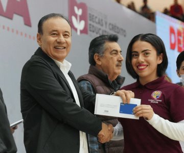Sonora entrega 330 mil becas en tres años