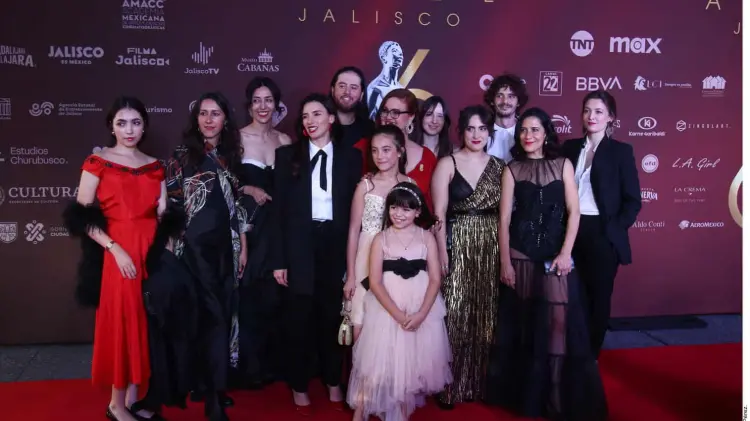 Elenco de la película Tótem en la alfombra roja de los Premios Ariel.