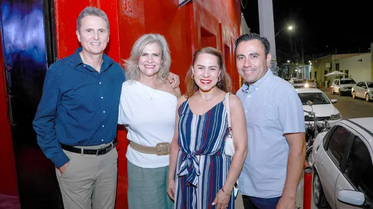 Disfrutan de la obra de obra de teatro Güevos Rancheros