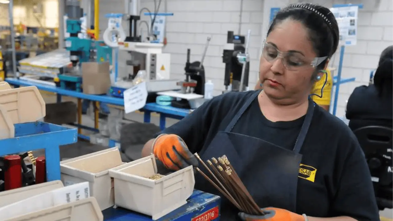 Producción y empleo manufacturero retroceden en marzo: Inegi