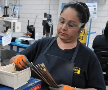 Producción y empleo manufacturero retroceden en marzo: Inegi