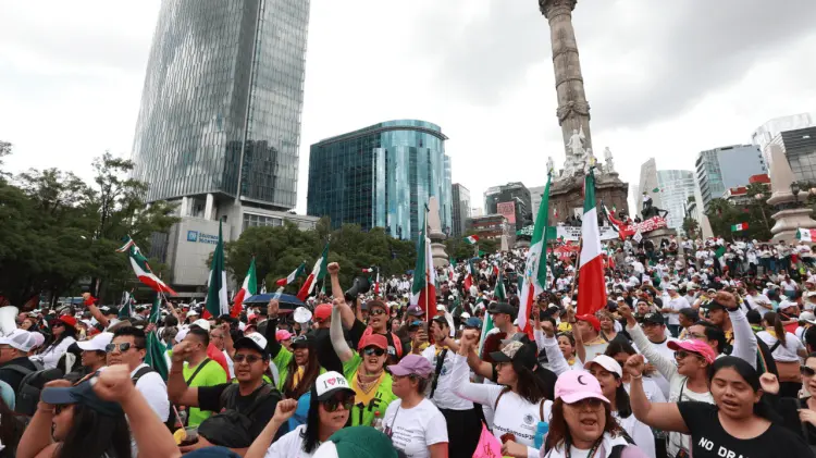 Vestidos de negro trabajadores del Poder Judicial en Sonora rechazan la reforma recién aprobada.