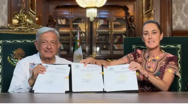 Andrés Manuel López Obrador firmó el decreto junto a Claudia Sheinbaum. (Foto: Captura de video)