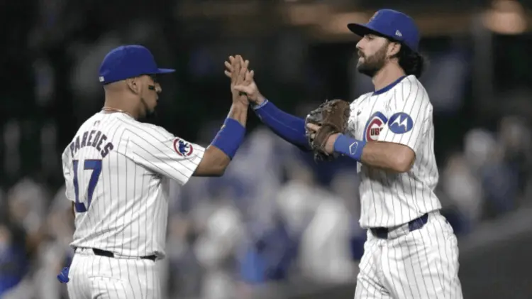 Isaac Paredes celebró la victoria con Dansby Swanson. (Foto: Especial)