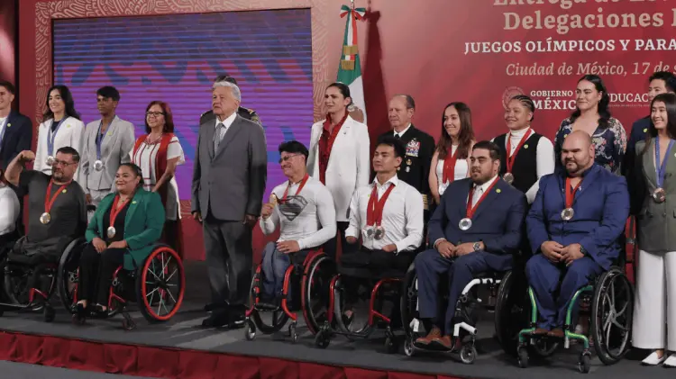 Dos sonorenses recibieron su premio económico este martes en Palacio Nacional. (Foto: El Universal)