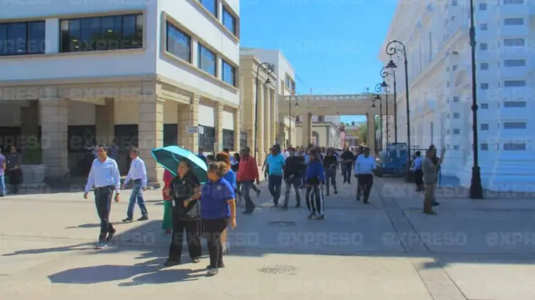 En el simulacro participaron más de 200 personas.en este inmueble. (Foto: Ramón Munguía/EXPRESO)