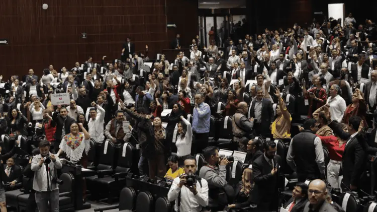 La mayoría de Morena y aliados aprobaron modificaciones a diversos artículos de la Constitución.